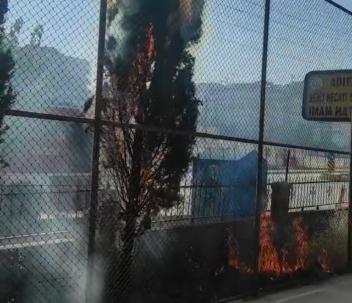 Adıyaman’da Çocukların tehlikeli oyunu Okul bahçesinde yangına neden oldu