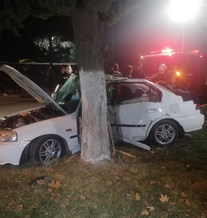 Otomobil refüjdeki ağaca çarptı: 2´si ağır 4 yaralı