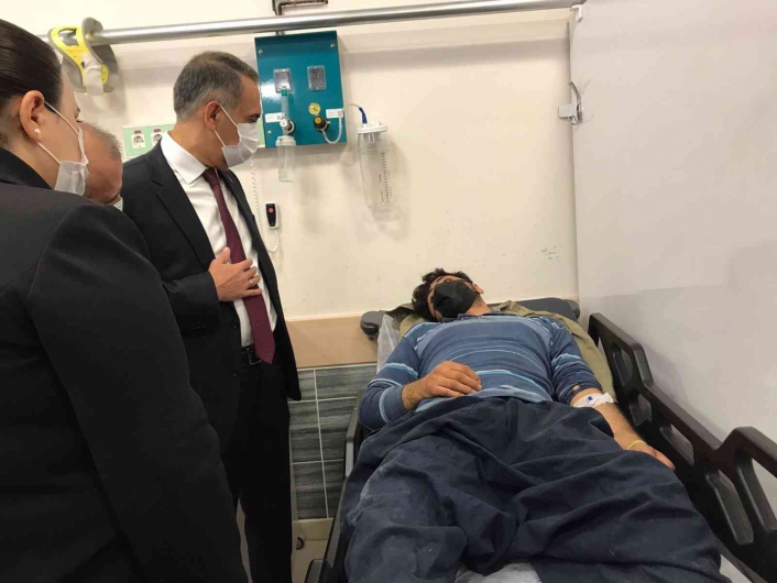 Vali Çuhadar, kaza yapan tarım işçilerini hastanede ziyaret etti
